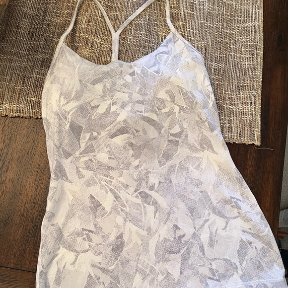 Womens size 8 lululemon tank with built in bra - Picture 3 of 3